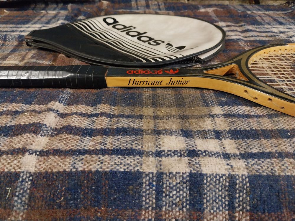 Raquette de tennis Adidas. Sports