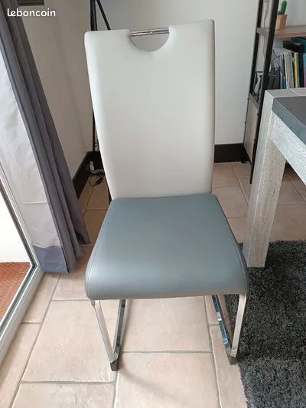 Table carr&eacute;e avec 4 chaises Meubles