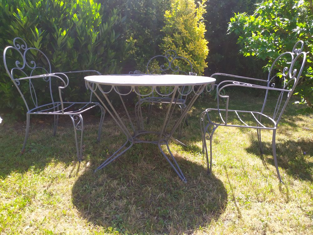 Beau salon de jardin en ferronnerie r&eacute;tro Meubles