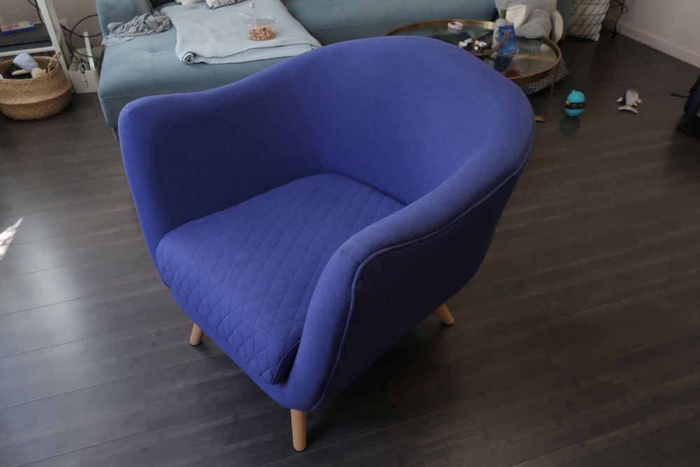 Fauteuil bleu tr&egrave;s confortable peu utilis&eacute; Design made.com Meubles