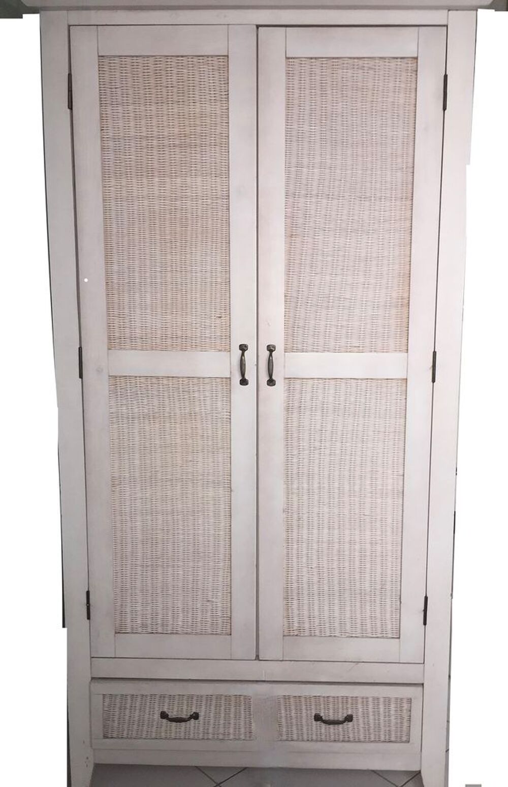 Armoire avec penderie bonne &eacute;tat en h&ecirc;tre. Meubles