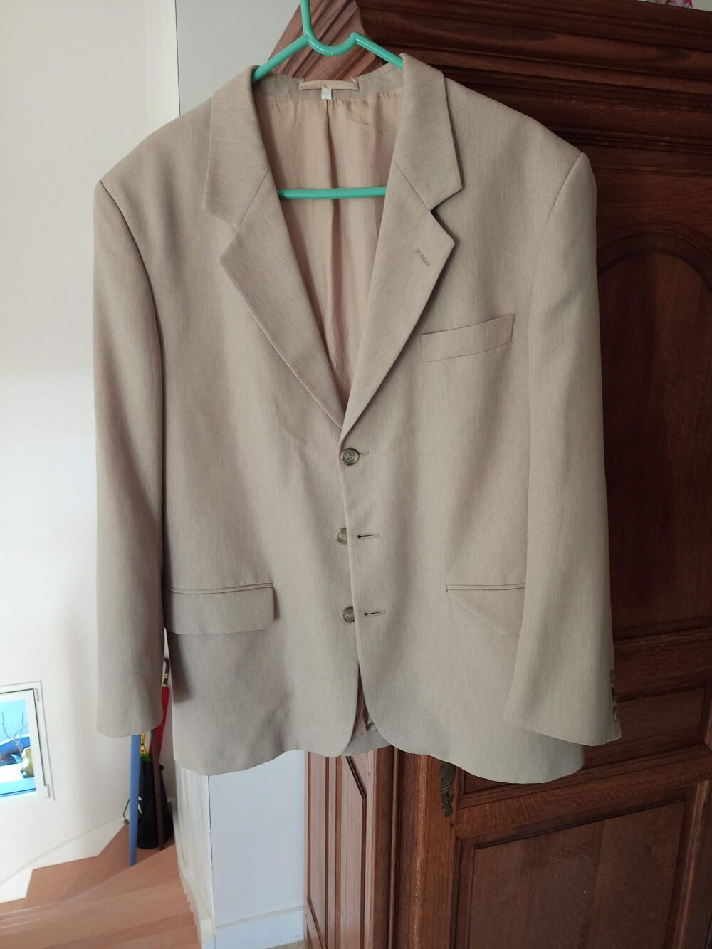 2 vestes, 1 couleur bordeaux, 1 couleur cr&egrave;me Vêtements
