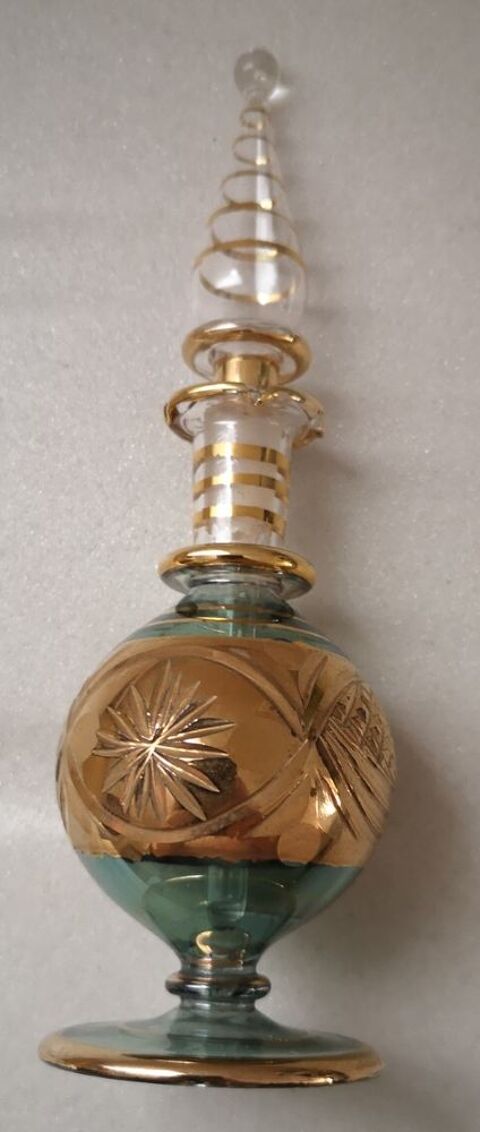 FLACON DE PARFUM GYPTIEN
lgant flacon verre vert & or 10 Narbonne (11)