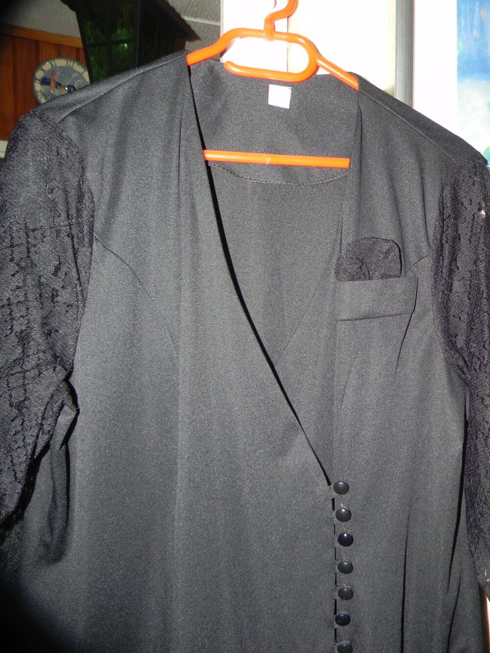Robe noire avec manches longues en dentelle, taille 48. Vtements