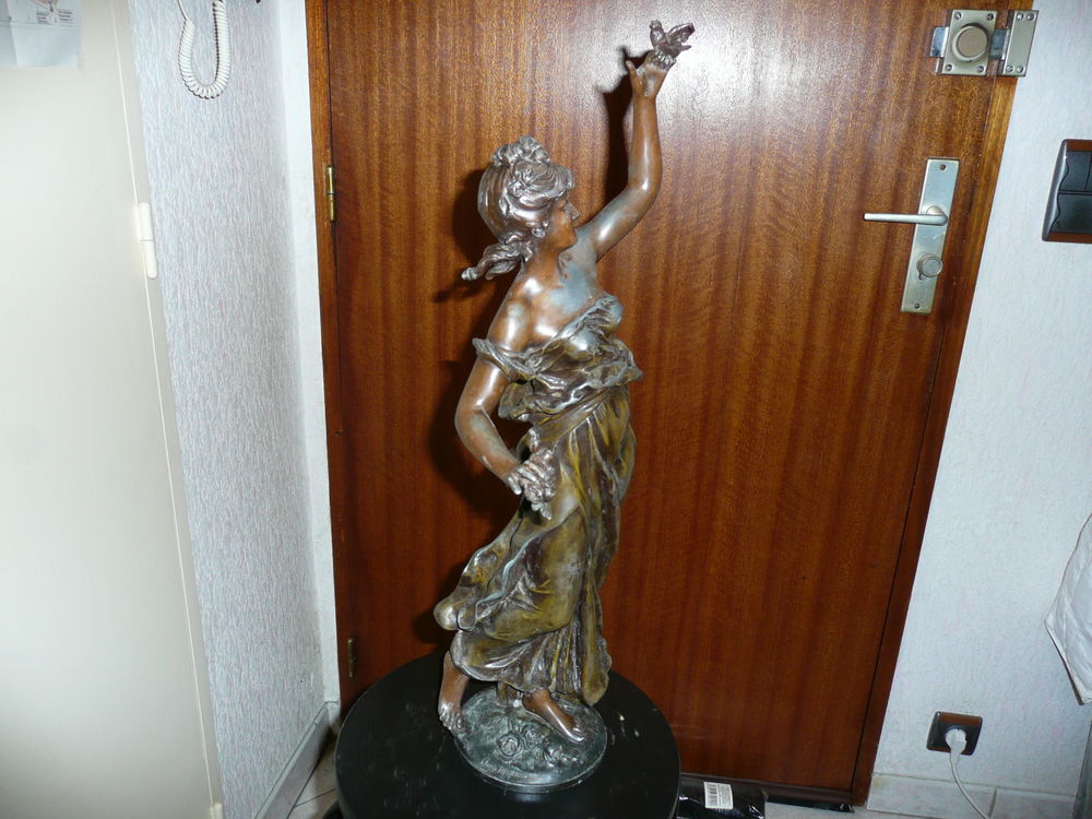 Statue en r&eacute;gule Jeune femme type Marianne 