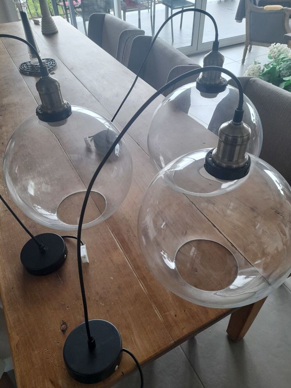 suspensions boules en verre de 30 cm de diam&egrave;tre. Décoration