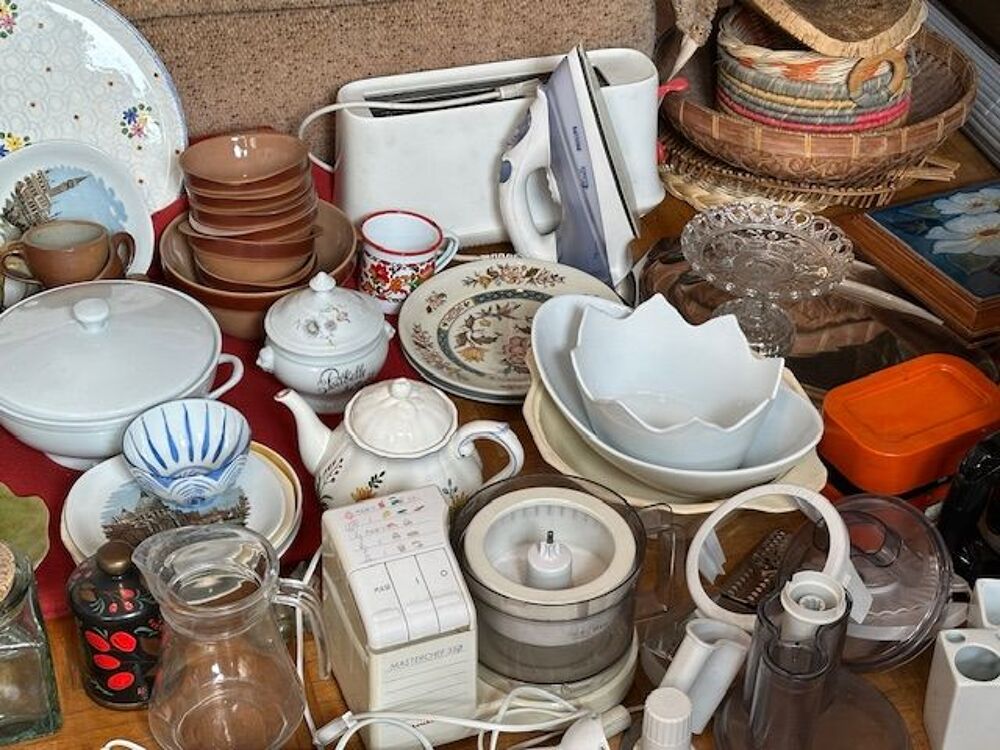 Lot : lit, canap&eacute;, belles vaisselles, cafeti&egrave;re, tasses, et Meubles