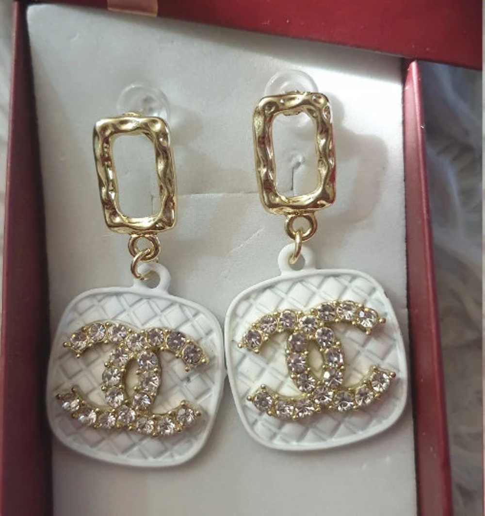 Boucles d'oreilles -puces pendantes dor&eacute;es - r&eacute;sine blanche Bijoux et montres