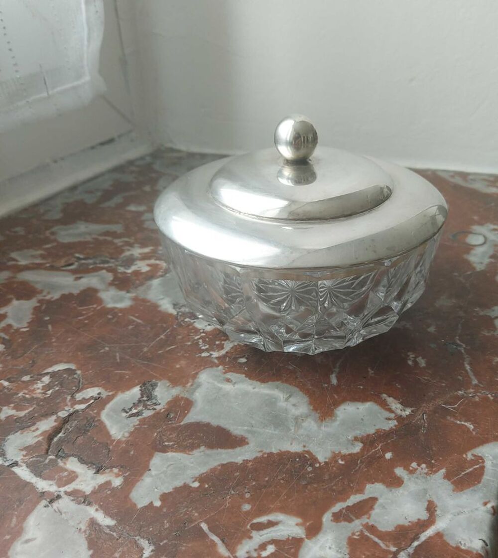 Bonbonni&egrave;re en cristal et couvercle argent 925/1000 Décoration