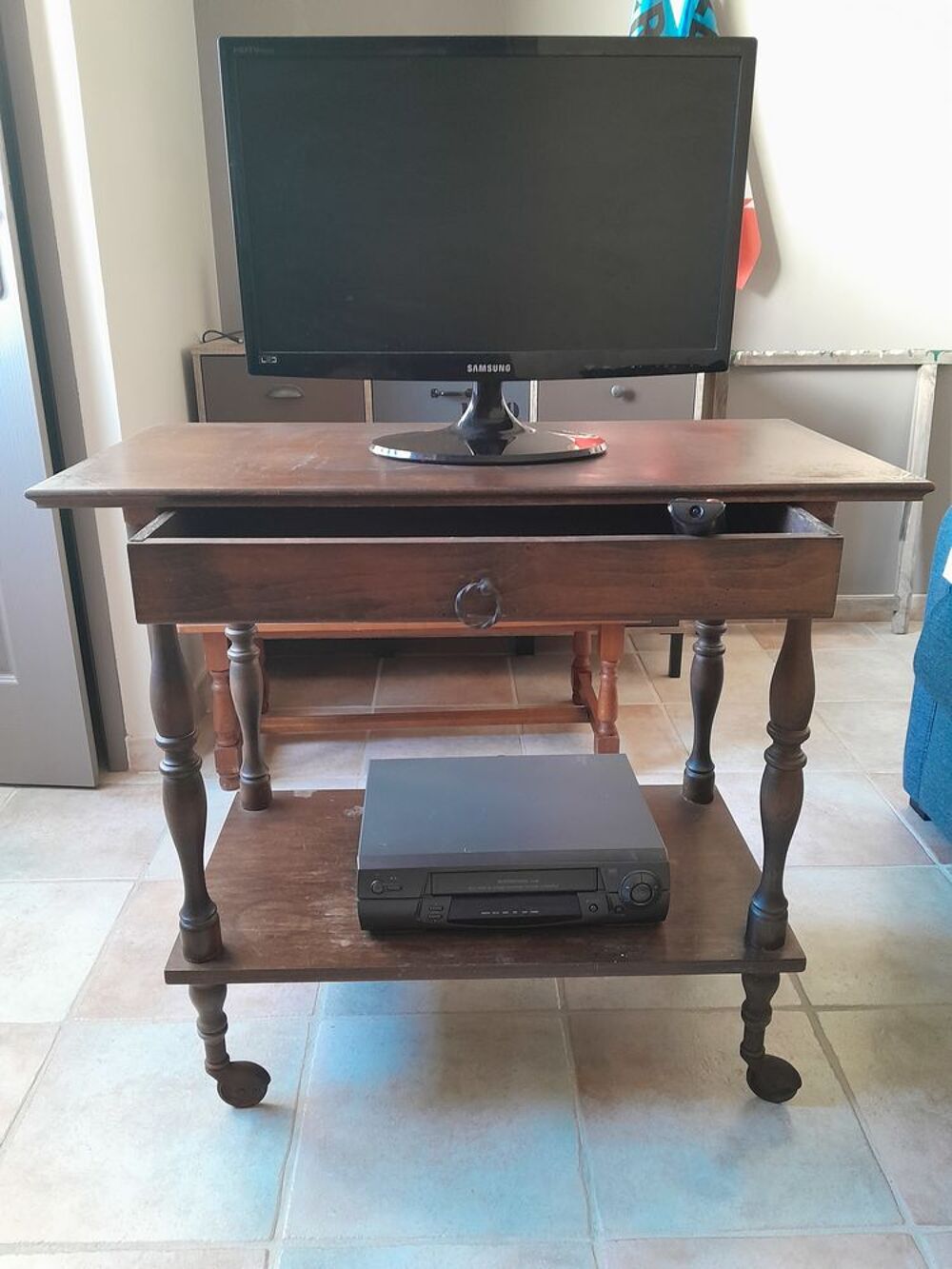 Meuble T.V en bois sur roulettes.
Meubles