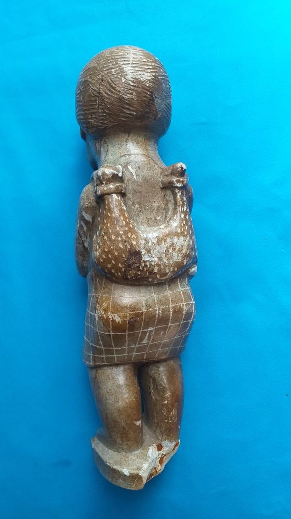 Statue africaine, pierre dure, porte un mouton dans le dos Décoration
