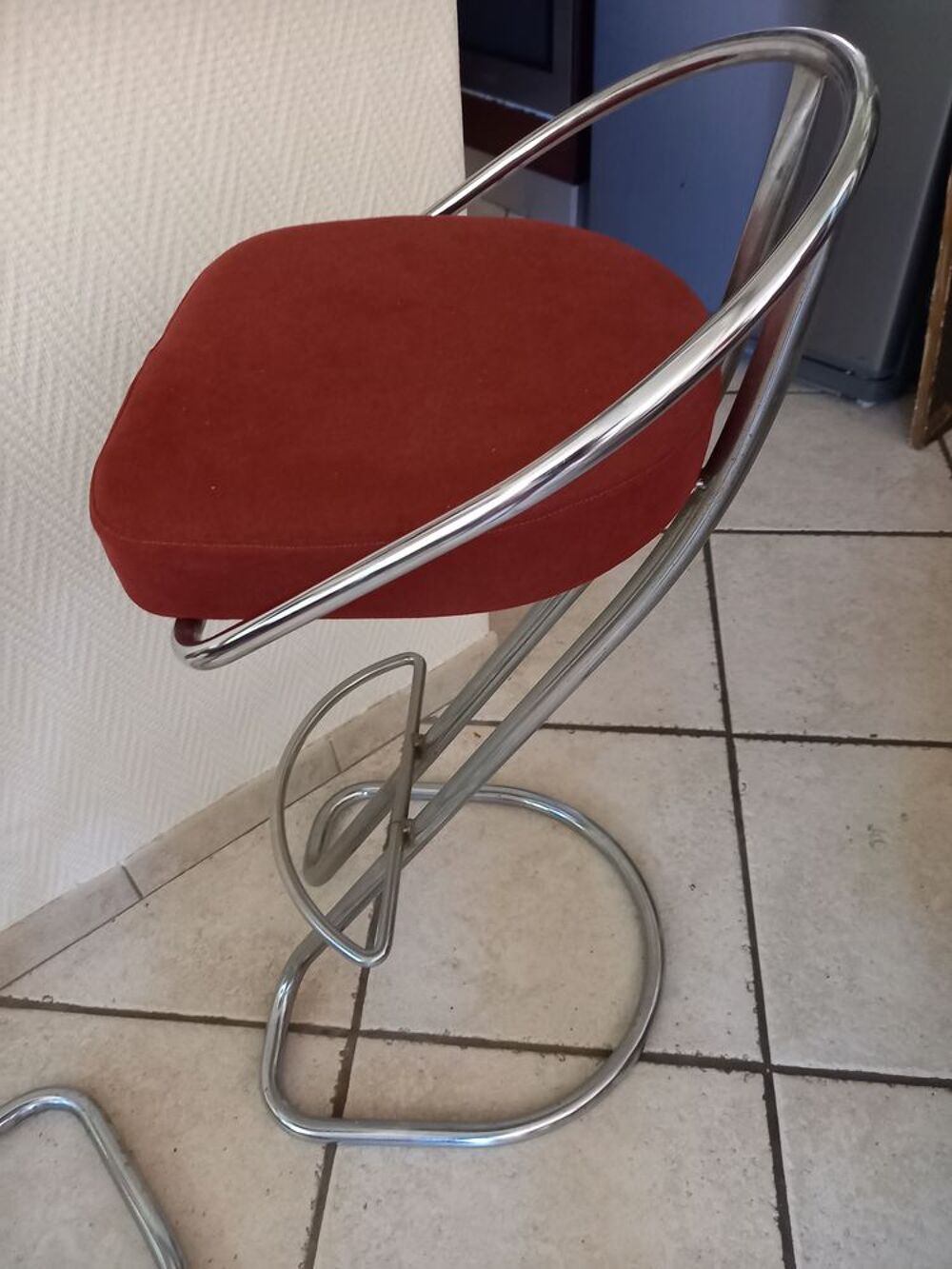 TROIS TABOURETS DE COMPTOIR Meubles