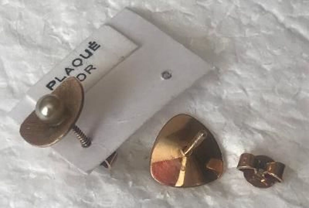 Boucles oreilles en plaqu&eacute; OR avec perle au centre Bijoux et montres