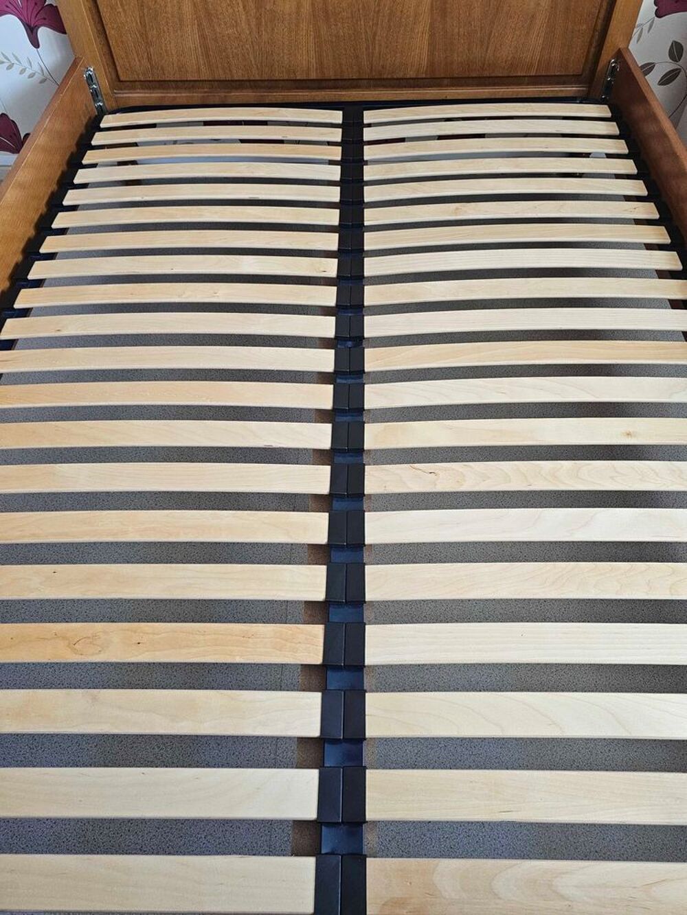 lit en ch&ecirc;ne avec sommier. largeur 1,40 m. longueur 1,90 m Meubles