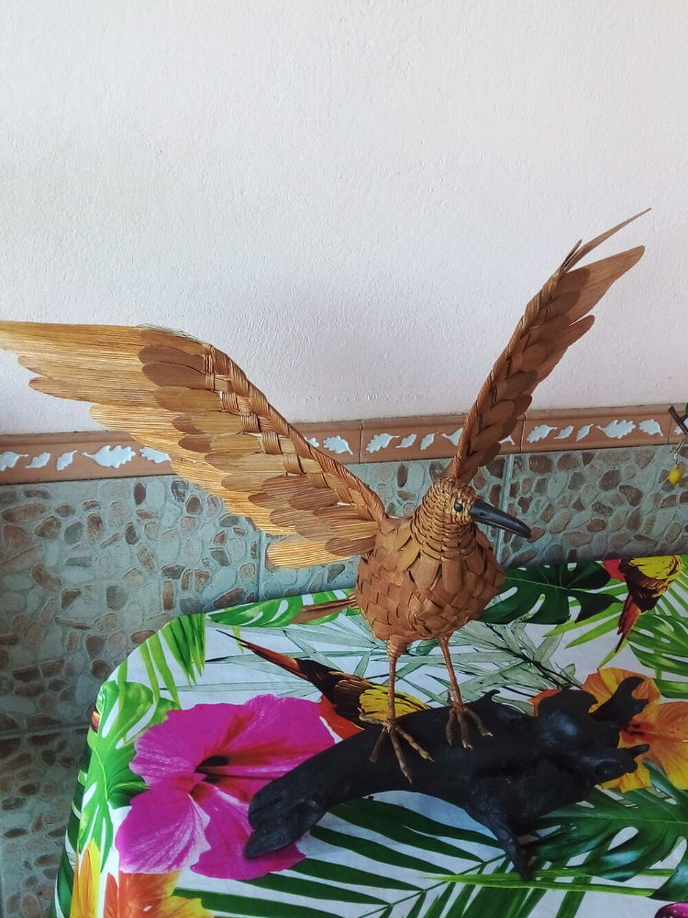 Oiseaux tr&eacute;ss&eacute; en feuille de palmier sur bois Décoration