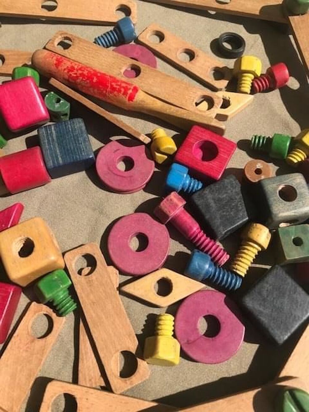 Jouet ancien en bois color&eacute; 