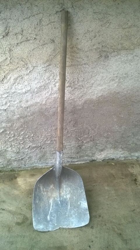 Ancienne pelle � charbon
Manche en bois et aluminium
49 Talange (57)