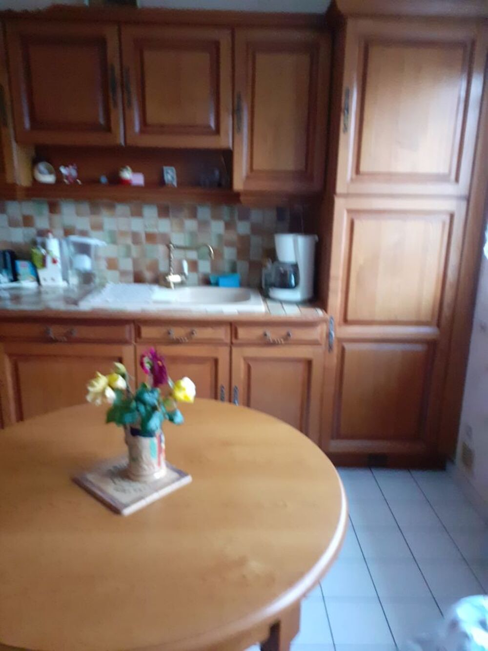TABLE RONDE CHENE MASSIF CLAIRE AVEC 4 CHAISES Meubles