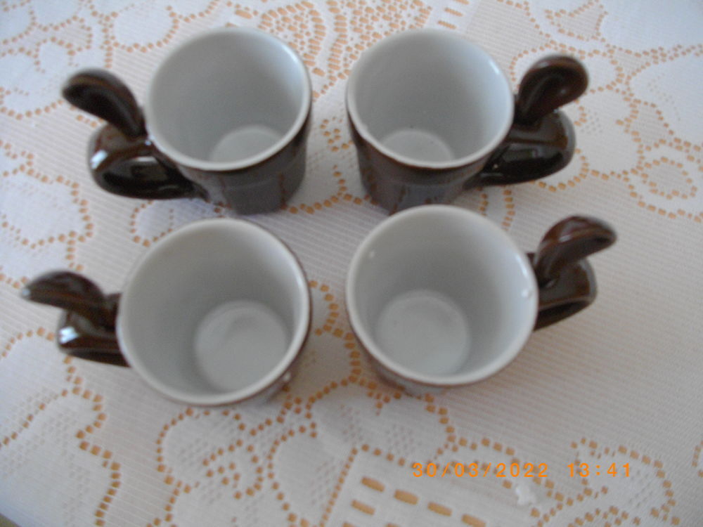 Quatre tasses blanches et marron + cuill&egrave;res assorties
Cuisine