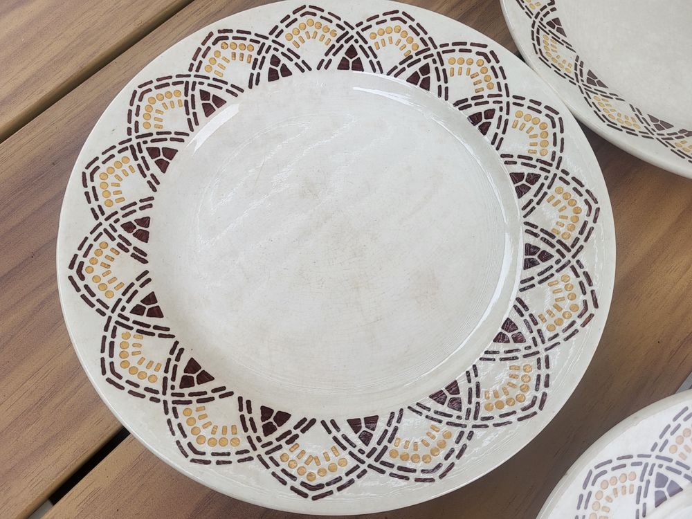 Lot de 6 assiettes plates anciennes en fa&iuml;ence &eacute;maill&eacute;e 