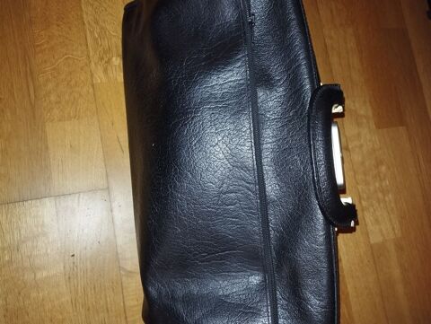 Sac 
Peu servir de sac voyage ou mdicale
De marque DeBoissy 0 Chinon (37)