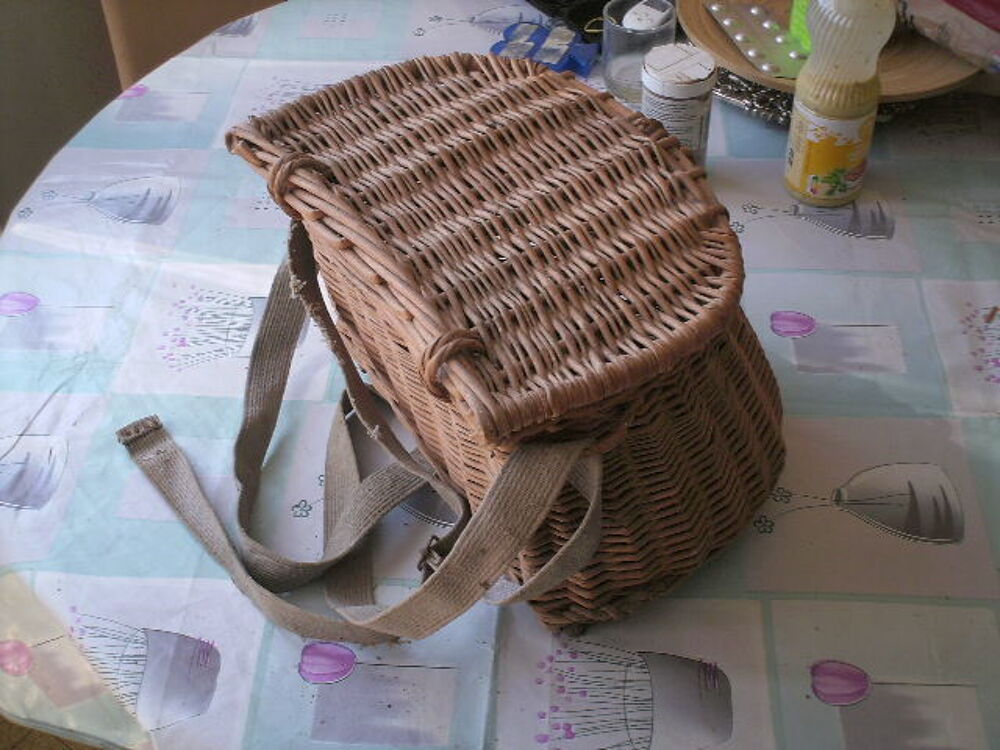 ancien panier en osier pour le peche Sports