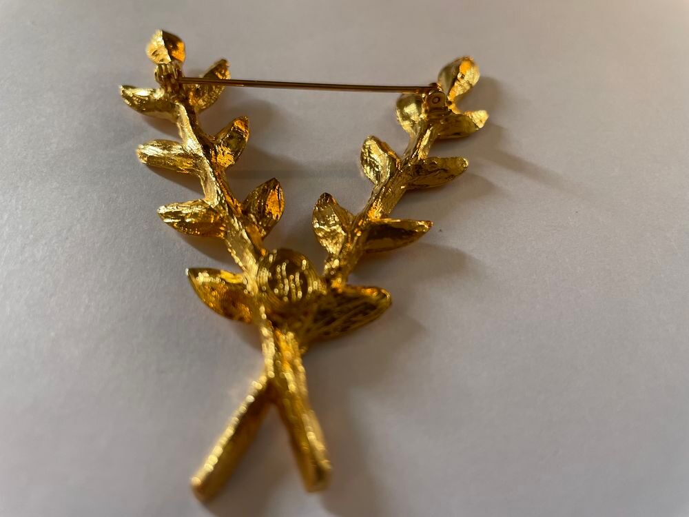 Broche dor&eacute;e feuille laurier en V Ines De La Fressange Bijoux et montres