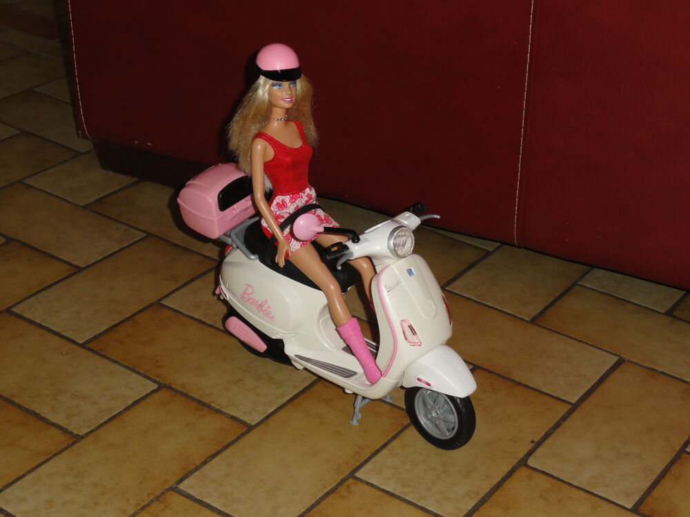  Poup&eacute;e Barbie avec son Vespa Jeux / jouets