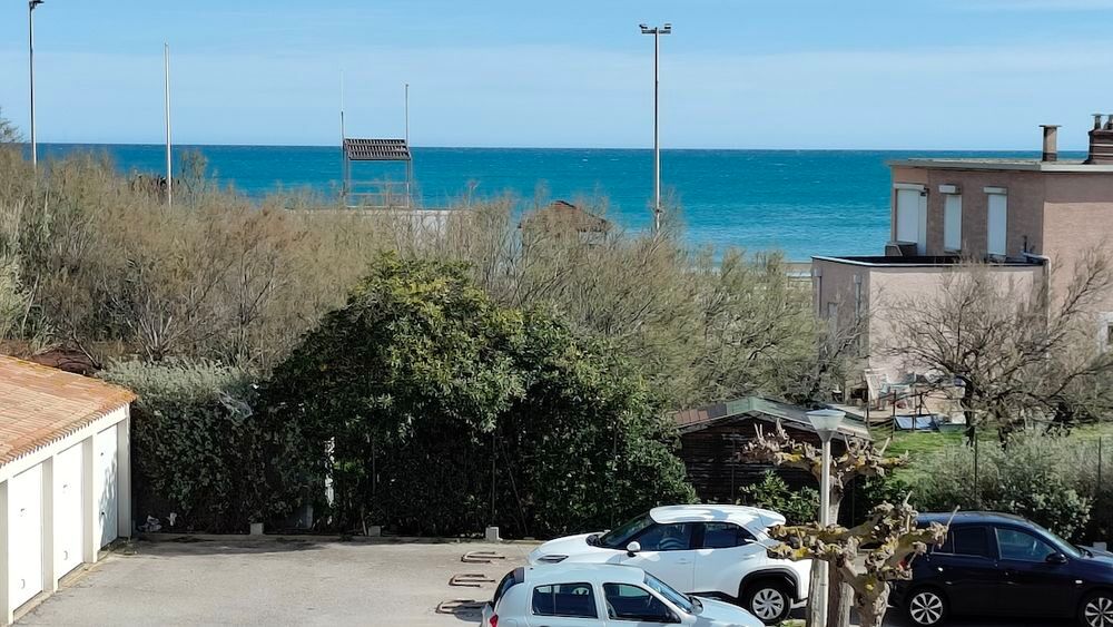 Vente Appartement LE CAP D'AGDE : Secteur Avant Port, à 100 mètre de la plagette, (vue mer), appartement T3 + cellier, traversant et entièrement rénové. Le cap d agde