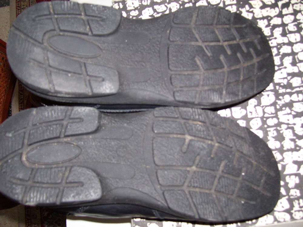 Chaussures montantes fourr&eacute;es en cuir noir
Pointure 42
Chaussures