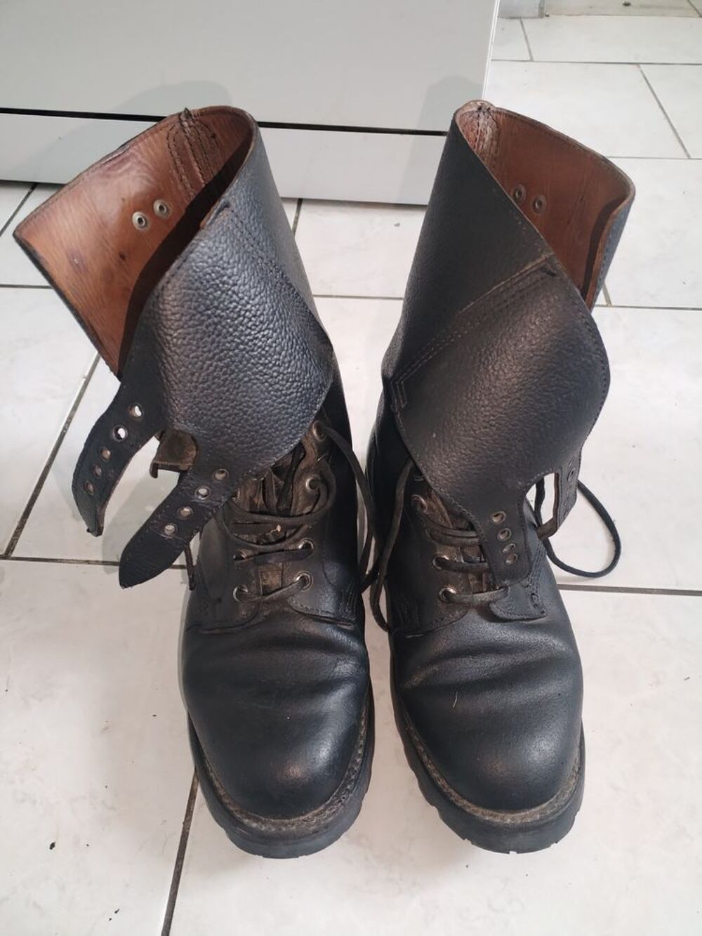 Paire de rangers cuir v&eacute;ritable noire (Taille 41) Chaussures