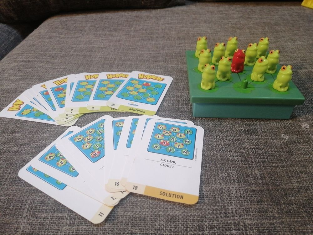 Jeu de solitaire avec des pions en forme de grenouilles Jeux / jouets