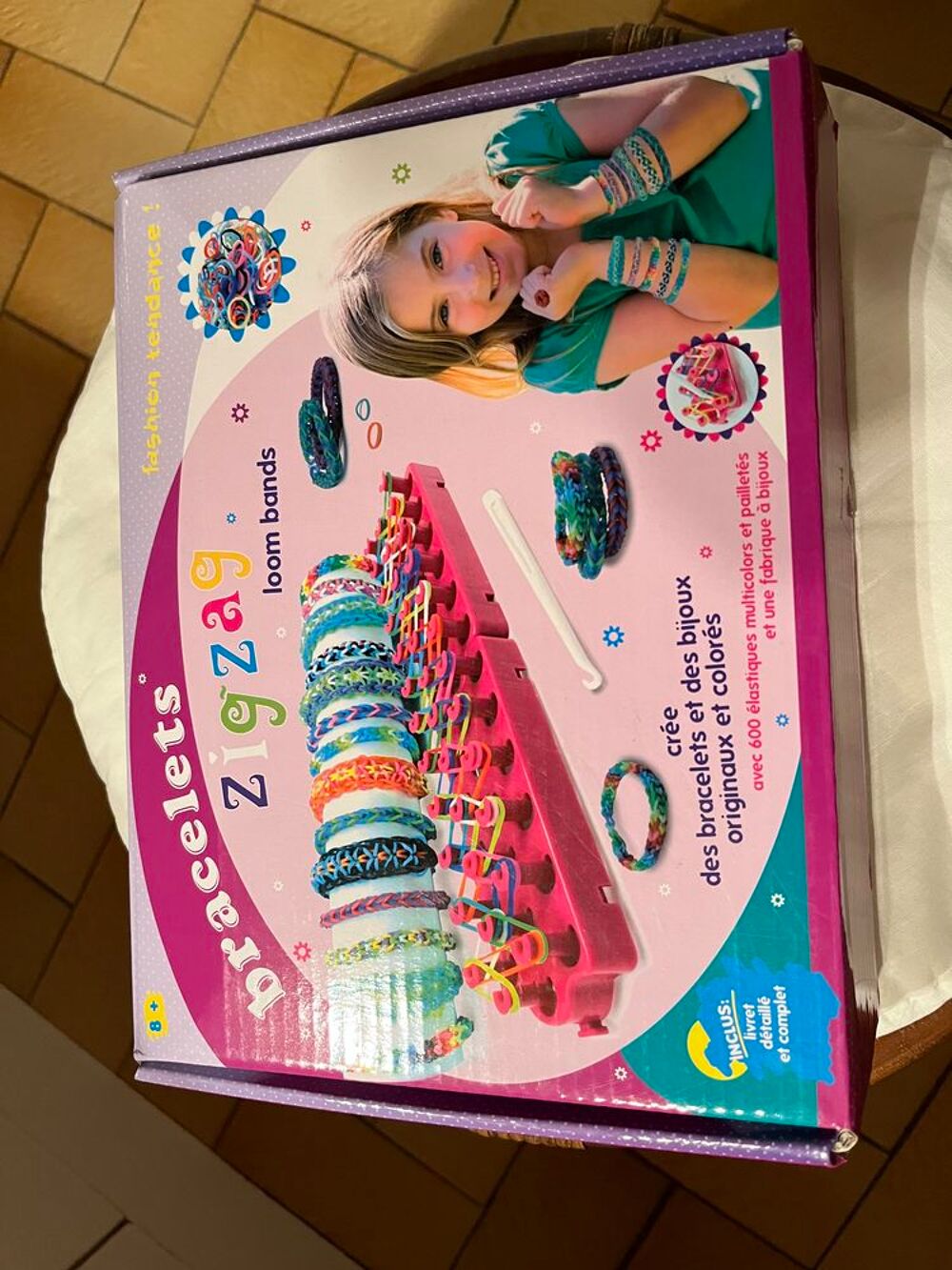 Bracelets zigzag.
Fabrique de bougies. Jeux / jouets