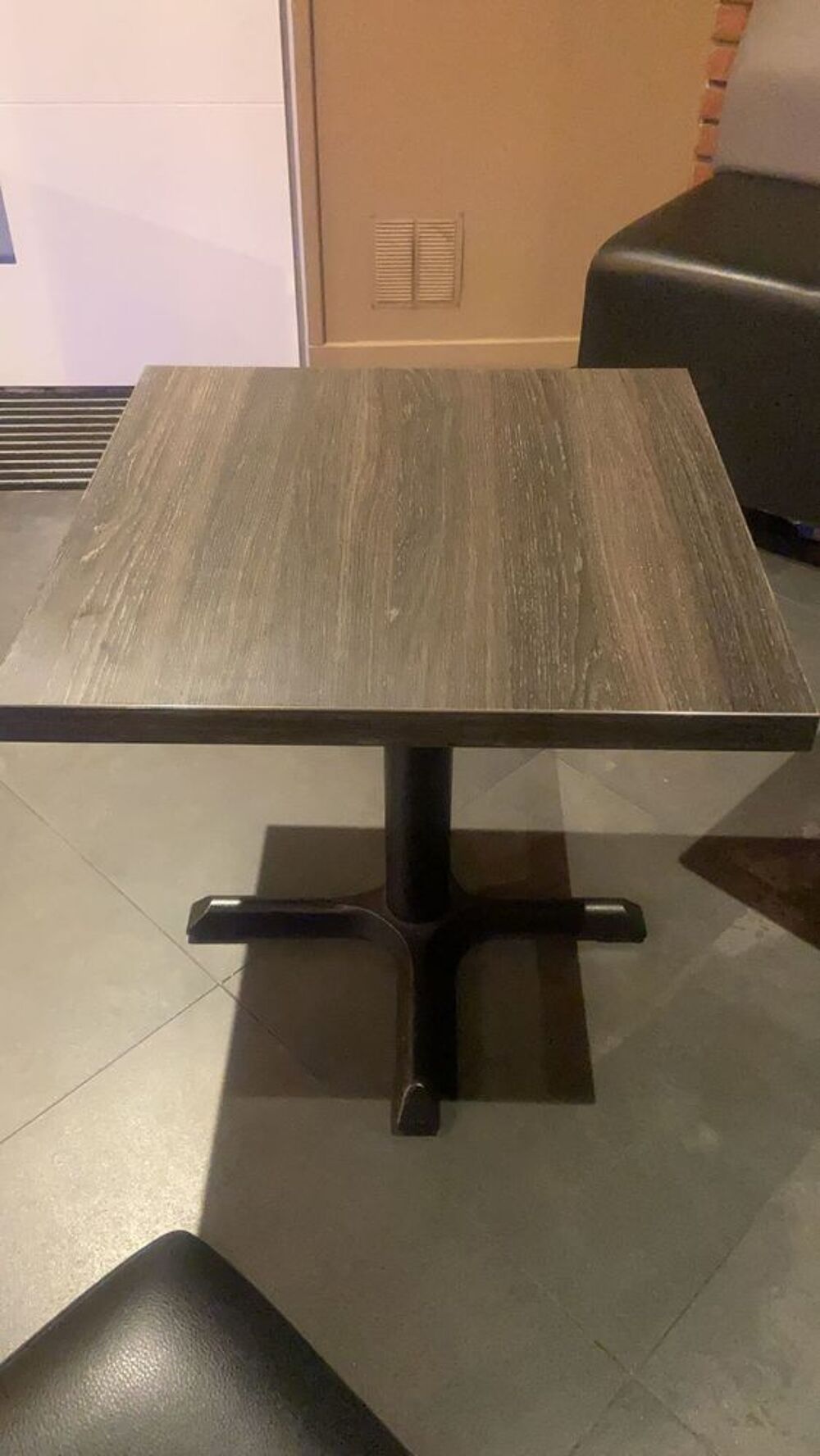 Table de commerce 
Acheter en trop pas assez de place pour Meubles