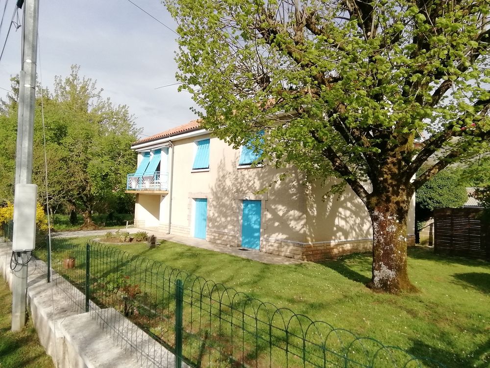 Vente Maison Maison avec un étage et dépendances pour artisan ou élevages Vilhonneur