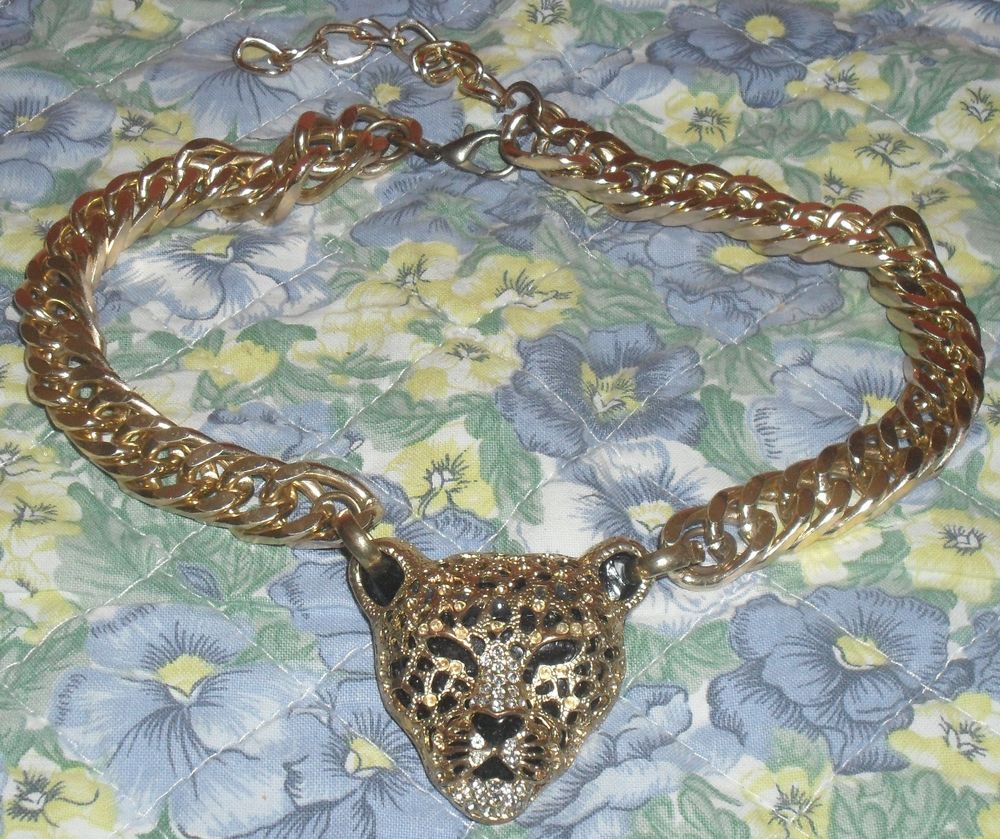 Tr&egrave;s joli et originale Collier fantaisie dor&eacute; t&ecirc;te Panth&egrave;re Bijoux et montres