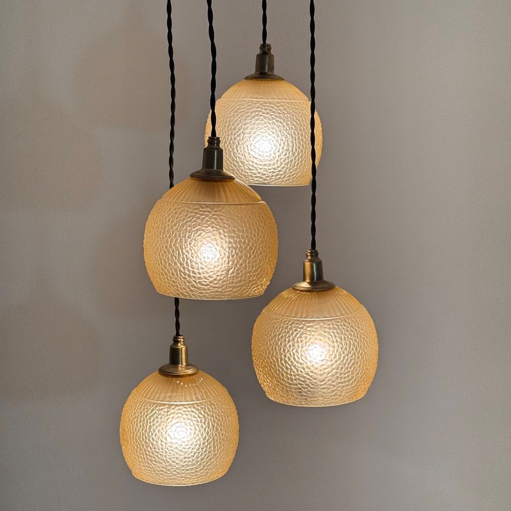 Tr&egrave;s belle applique en laiton et verre opalin. En bel &eacute;tat g Décoration