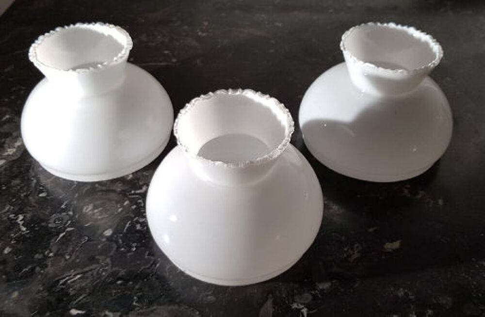 Lot de 3 anciennes tulipes blanches en verre TBE Décoration