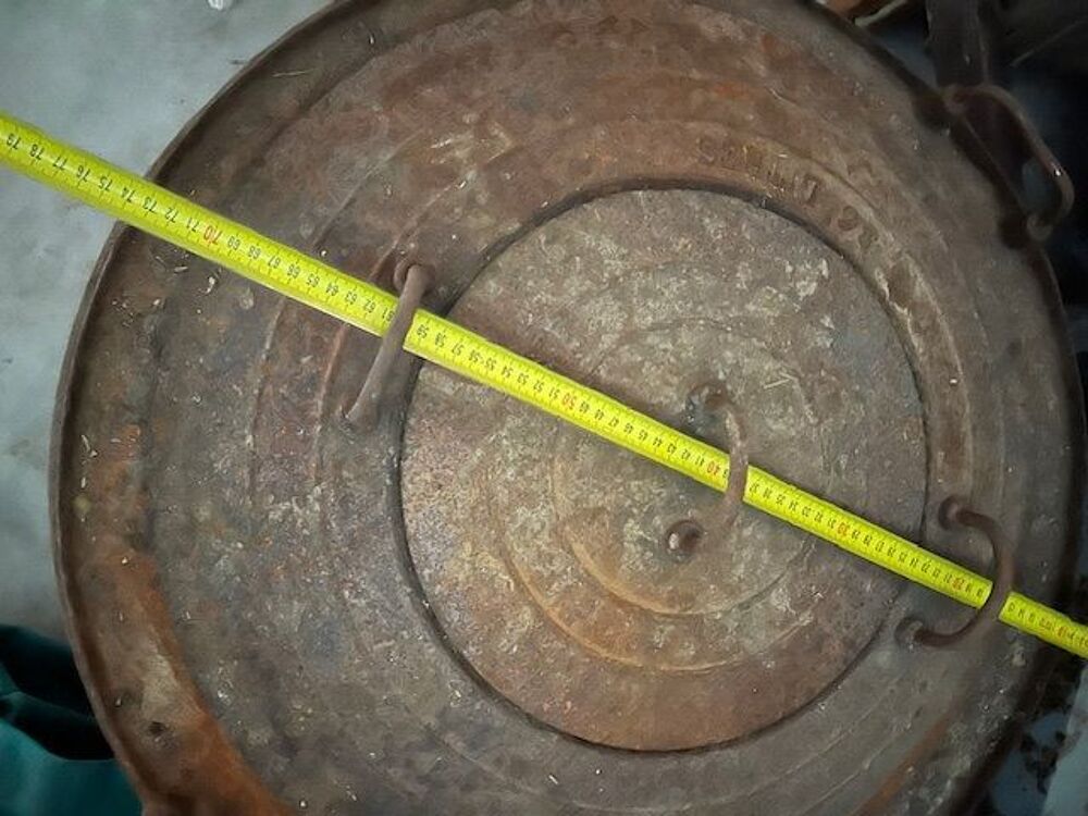 Grande "po&euml;llone" en fonte pour la cuisine du Cochon 