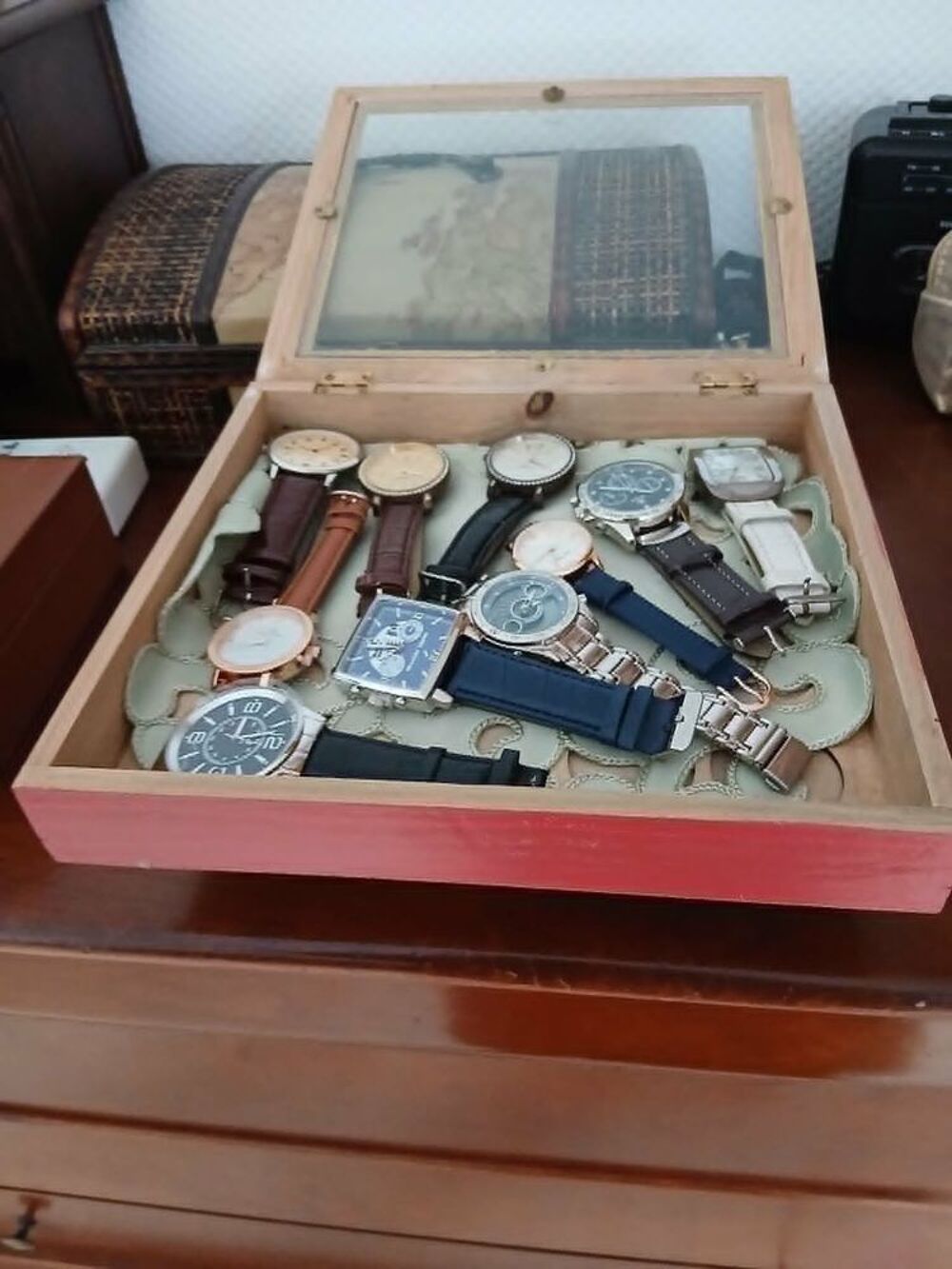 Lot dix montres + coffret bois vitr&eacute; de valeur N&deg;1348 Bijoux et montres