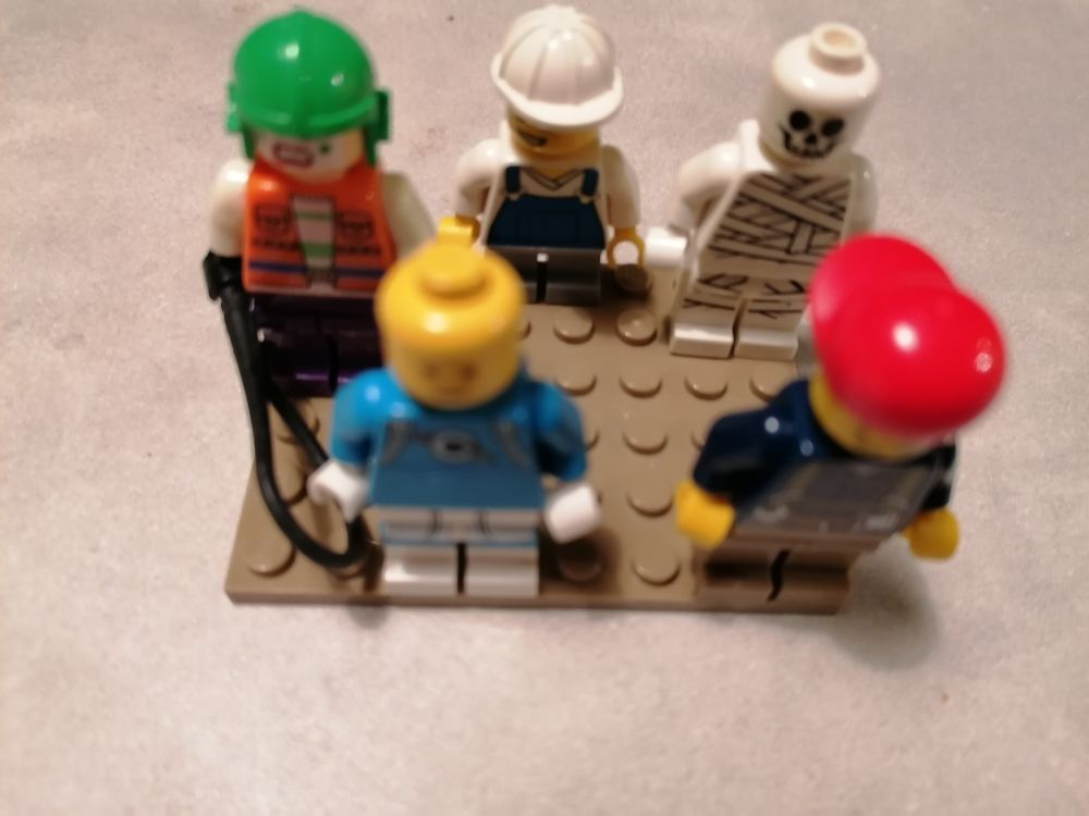 5 figurines LEGO + figurine v&eacute;lo Jeux / jouets