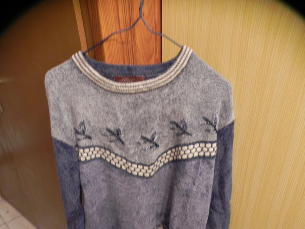 pull bleu ciel en velours, taille XL, tr&egrave;s doux. Vêtements
