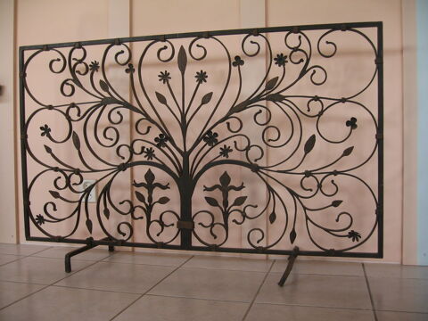 Grille ancienne, ouvragée en fer forgé entièrement à la main Puteaux (92)