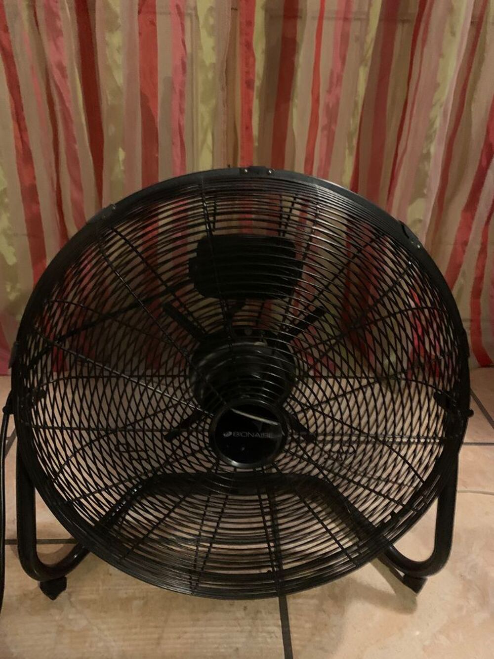 Joli ventilateur noir Electroménager