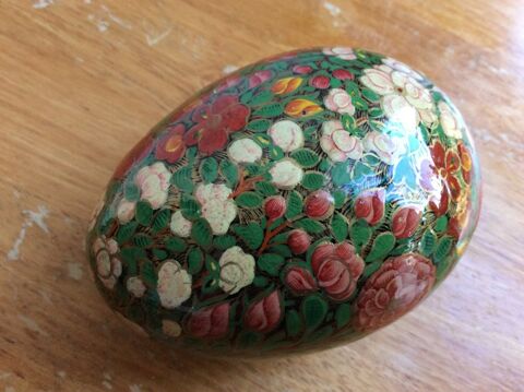 Boite forme ?uf bois ou carton bouilli laqu� noir roses 20 Gif-sur-Yvette (91)