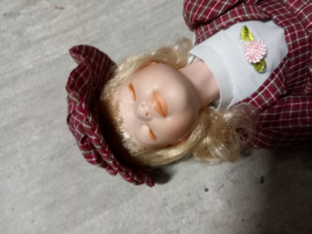 poup&eacute;e en porcelaine de collection 