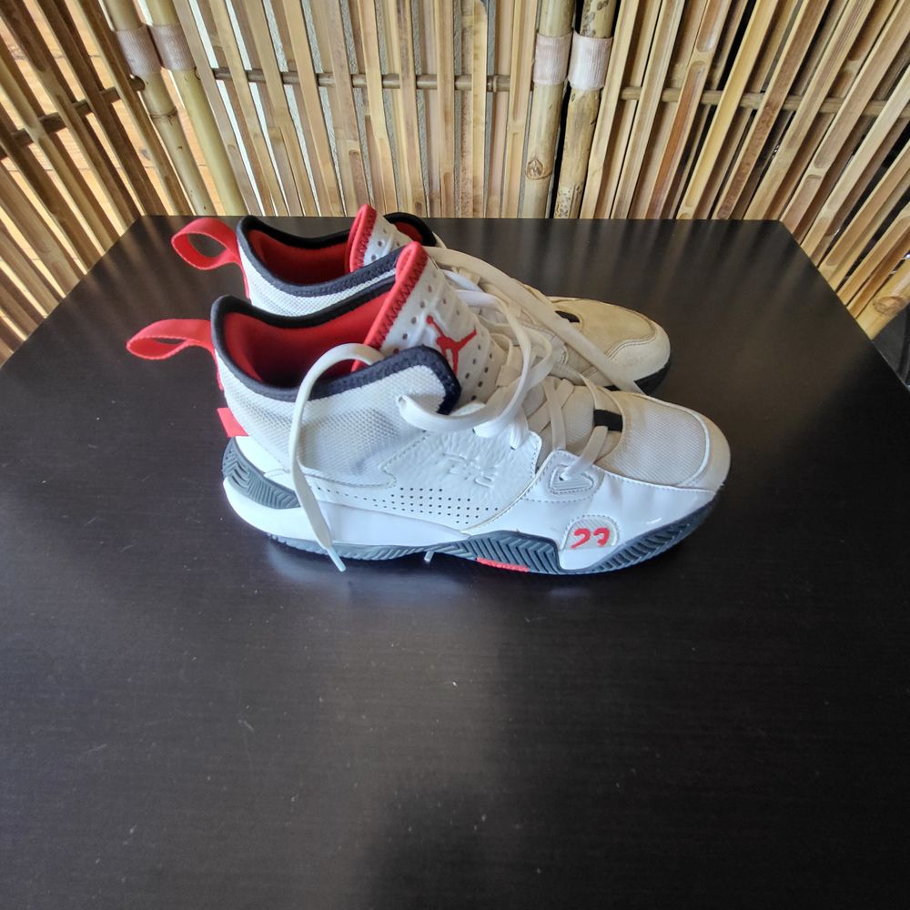 Baskets Nike Jordan Stay Loyal 2 T.39 blanches Tr&egrave;s bon &eacute;tat Chaussures