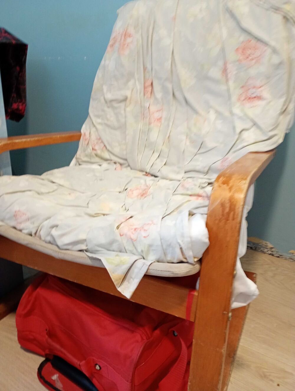 vendre le fauteuil en bois le lit &agrave; deux places le bureaux , frigo ,la table de chevets, pour le 259€ Electroménager