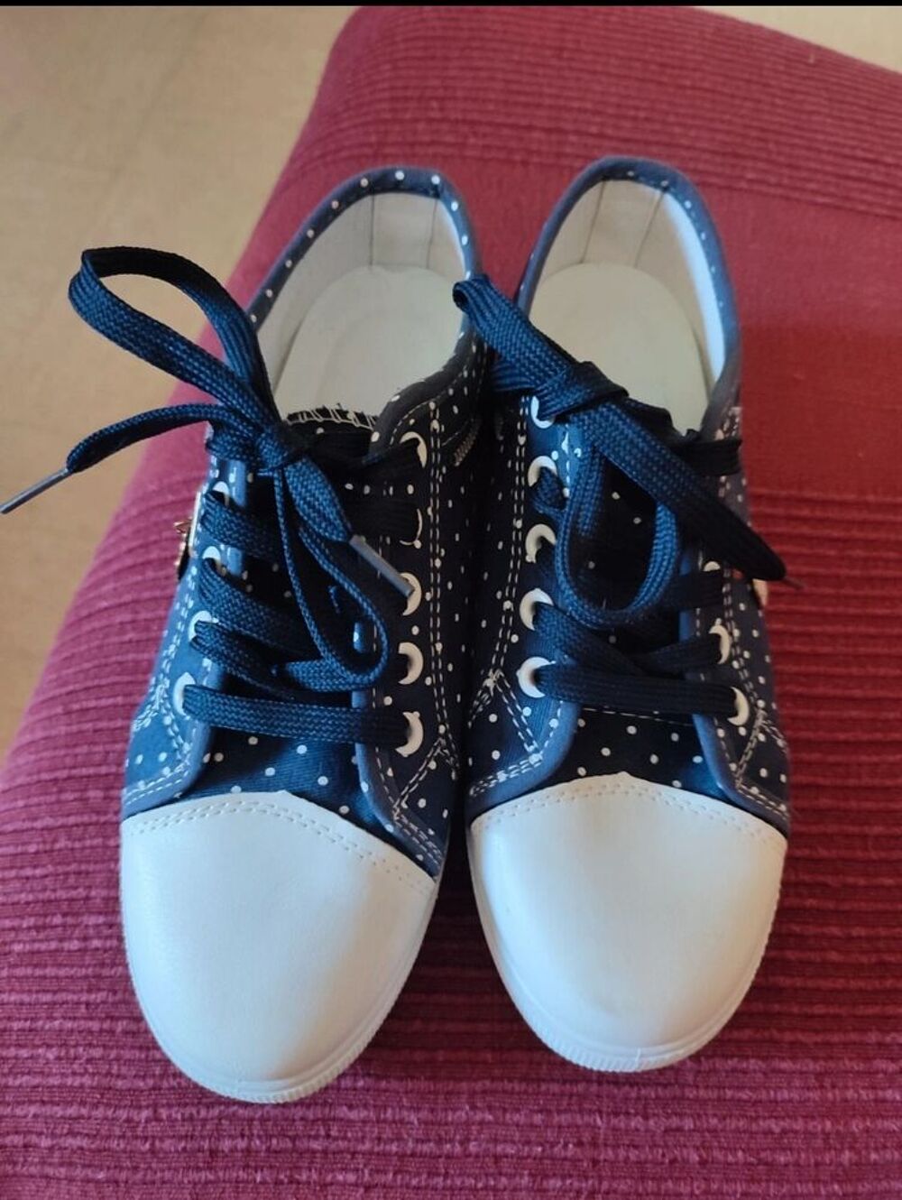 Tennis femme marine &agrave; pois blancs Chaussures