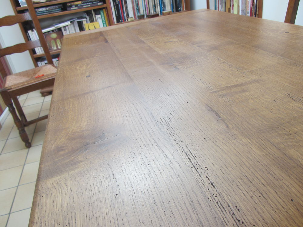 Campagne chic.
Table de ferme en ch&ecirc;ne massif, 
Meubles